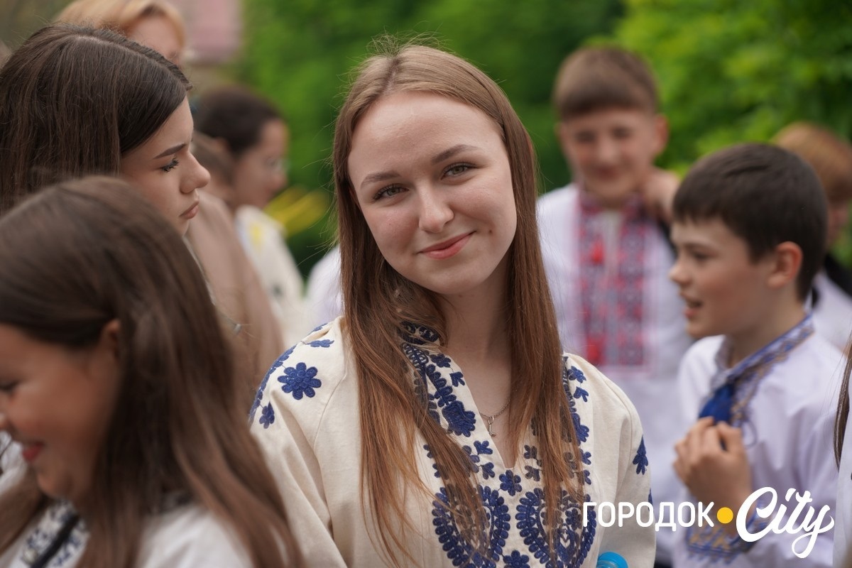Створили цифру 20 та одягнули дерева у вишиванки. Фоторепортаж із Городоцького ліцею №1