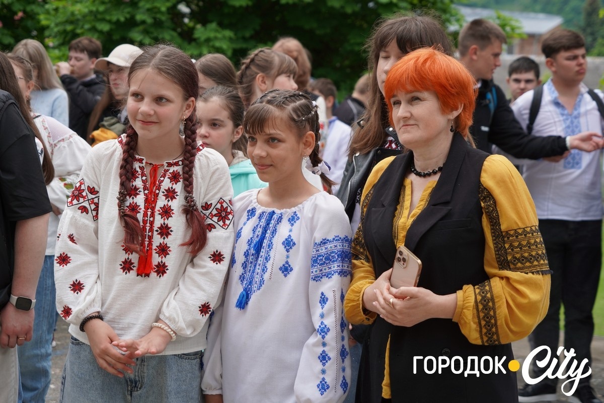 Створили цифру 20 та одягнули дерева у вишиванки. Фоторепортаж із Городоцького ліцею №1