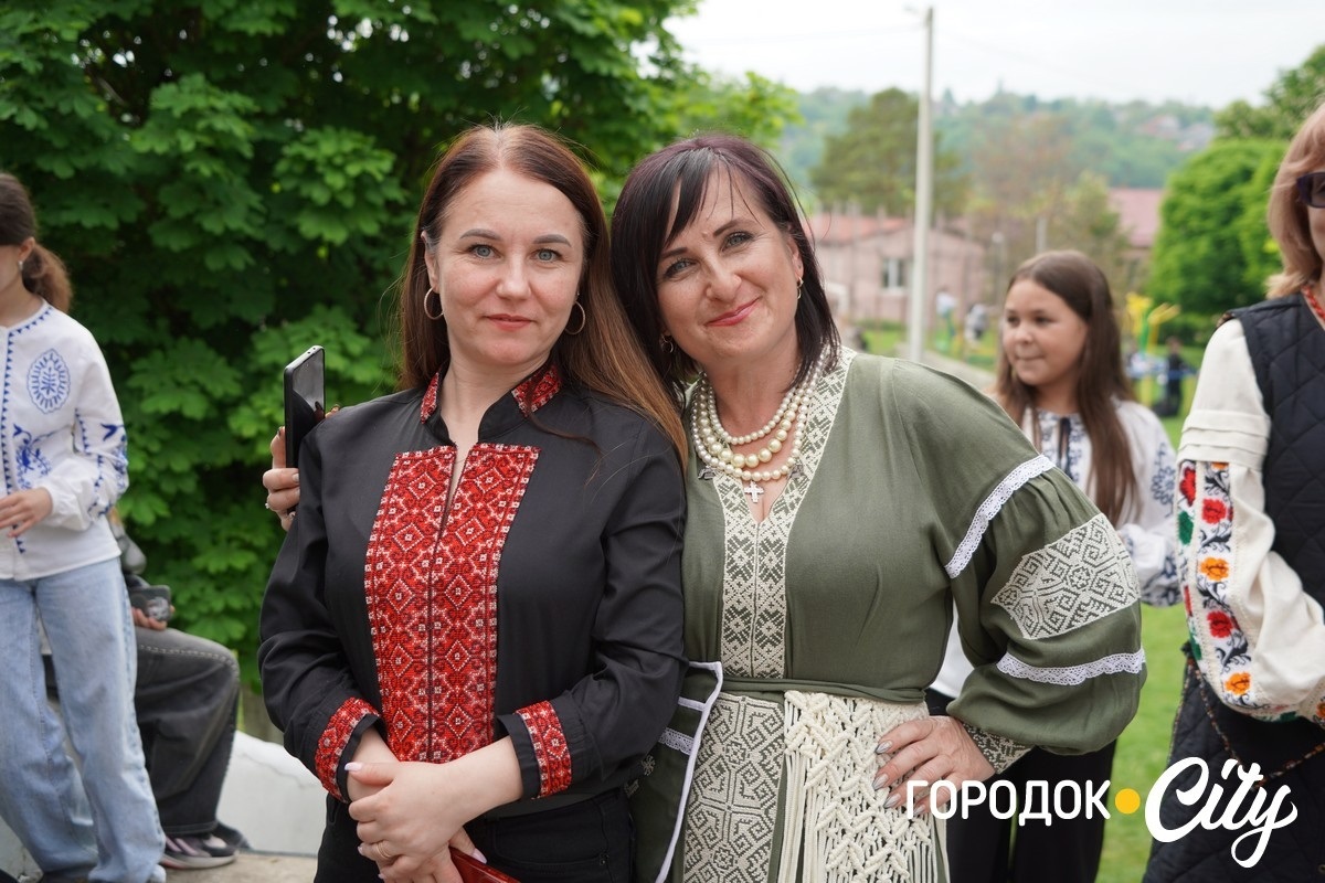Створили цифру 20 та одягнули дерева у вишиванки. Фоторепортаж із Городоцького ліцею №1