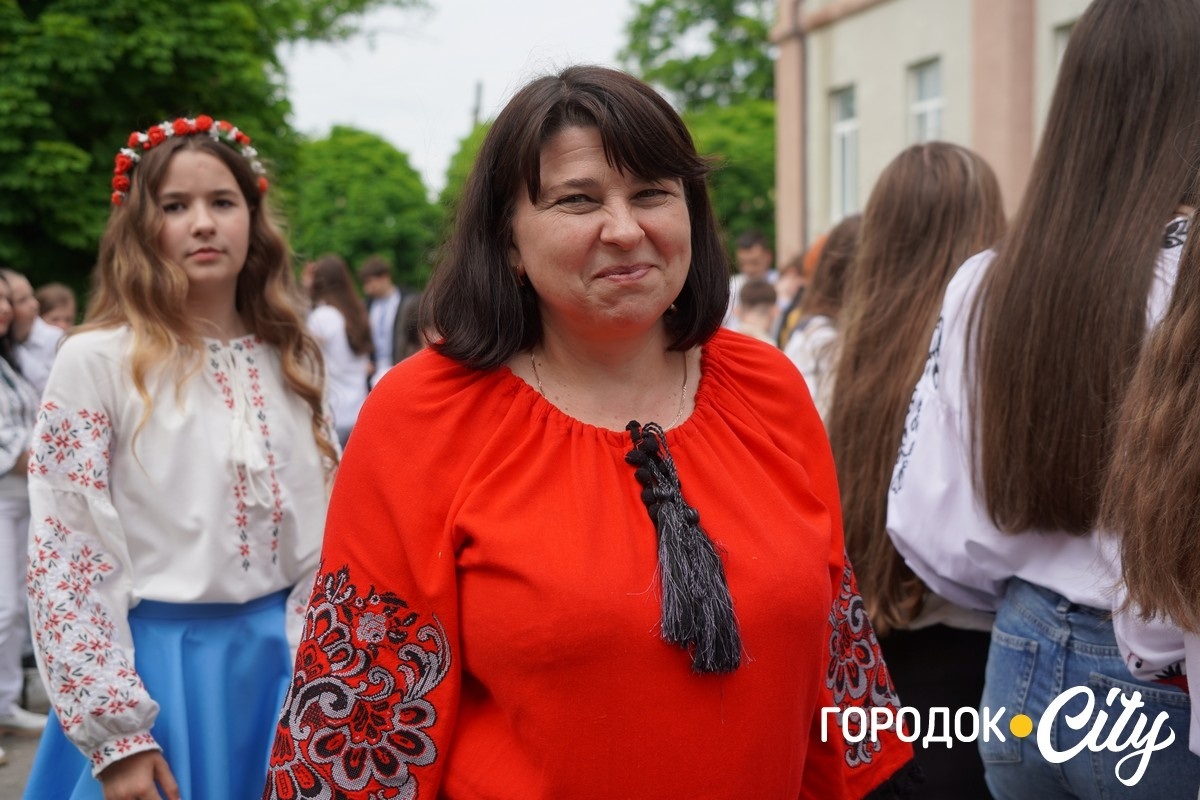Створили цифру 20 та одягнули дерева у вишиванки. Фоторепортаж із Городоцького ліцею №1