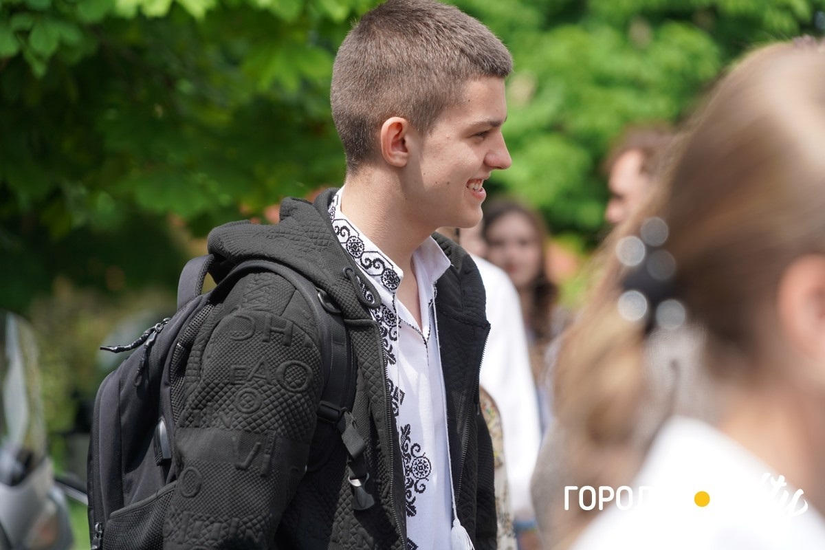 Створили цифру 20 та одягнули дерева у вишиванки. Фоторепортаж із Городоцького ліцею №1