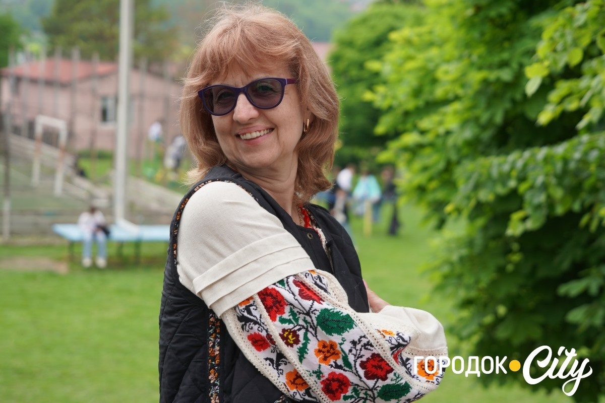 Створили цифру 20 та одягнули дерева у вишиванки. Фоторепортаж із Городоцького ліцею №1