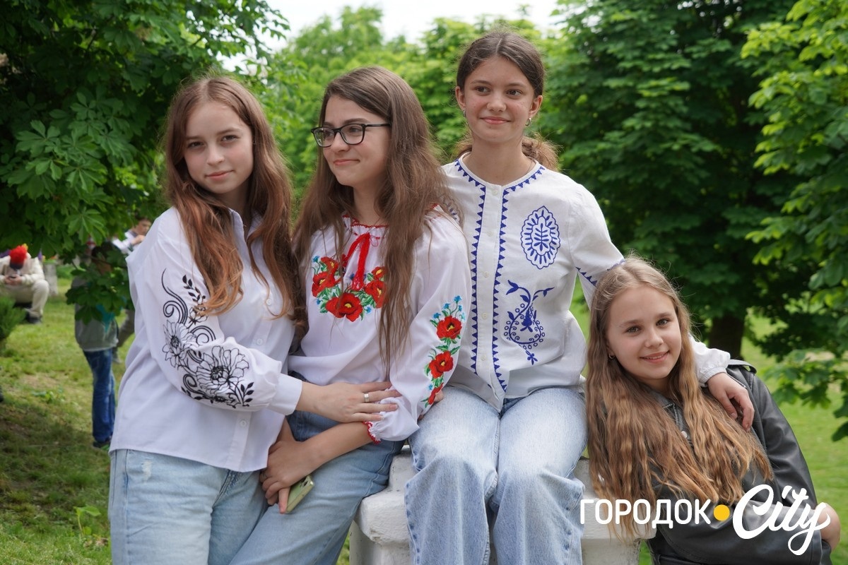Створили цифру 20 та одягнули дерева у вишиванки. Фоторепортаж із Городоцького ліцею №1