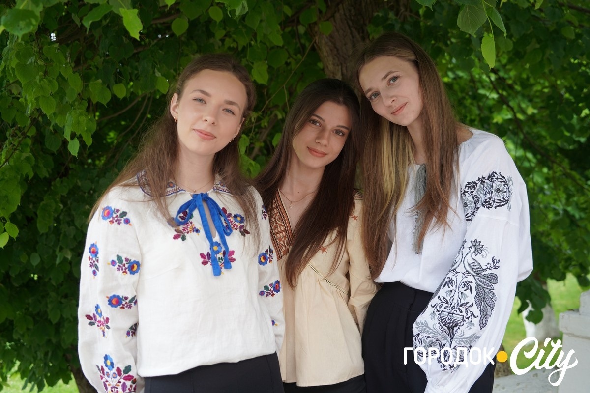 Створили цифру 20 та одягнули дерева у вишиванки. Фоторепортаж із Городоцького ліцею №1