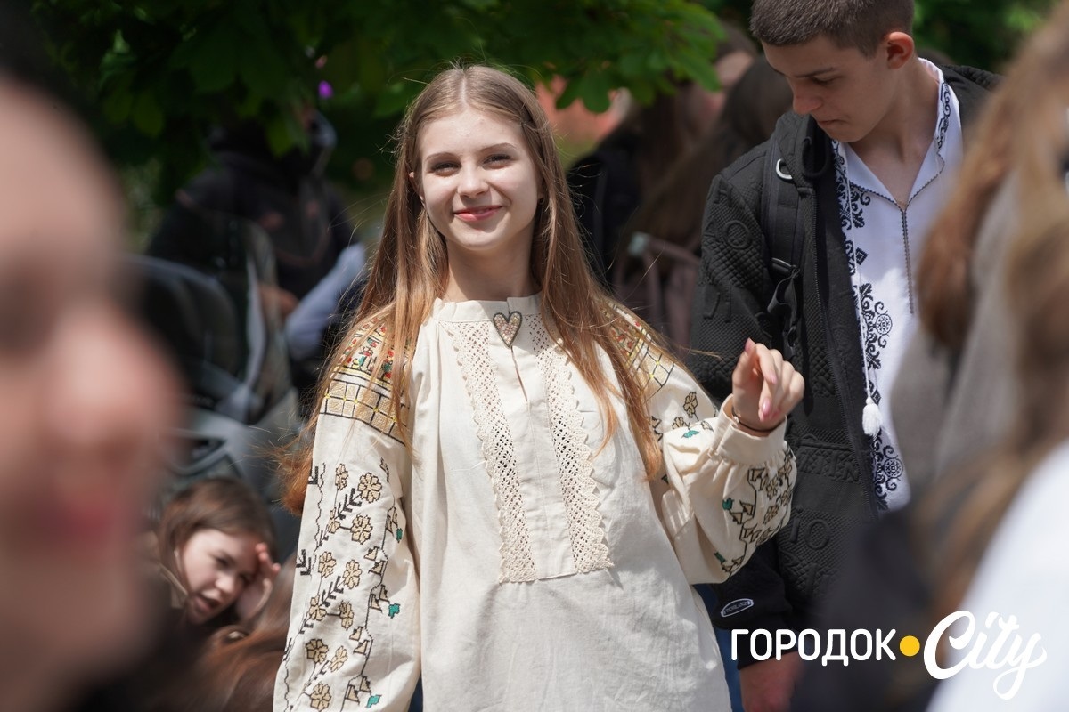 Створили цифру 20 та одягнули дерева у вишиванки. Фоторепортаж із Городоцького ліцею №1