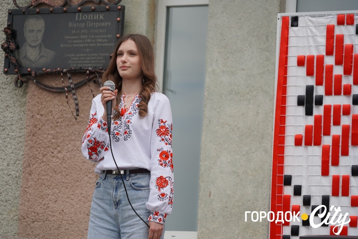 Створили цифру 20 та одягнули дерева у вишиванки. Фоторепортаж із Городоцького ліцею №1