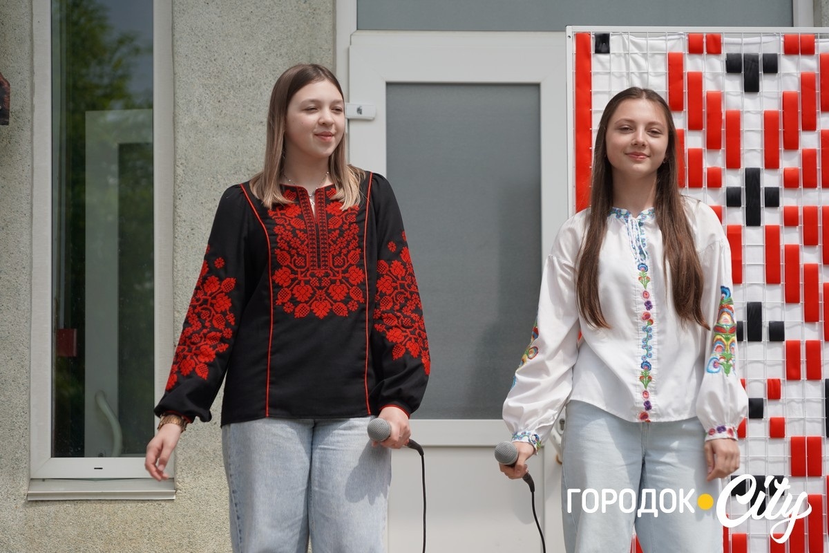 Створили цифру 20 та одягнули дерева у вишиванки. Фоторепортаж із Городоцького ліцею №1