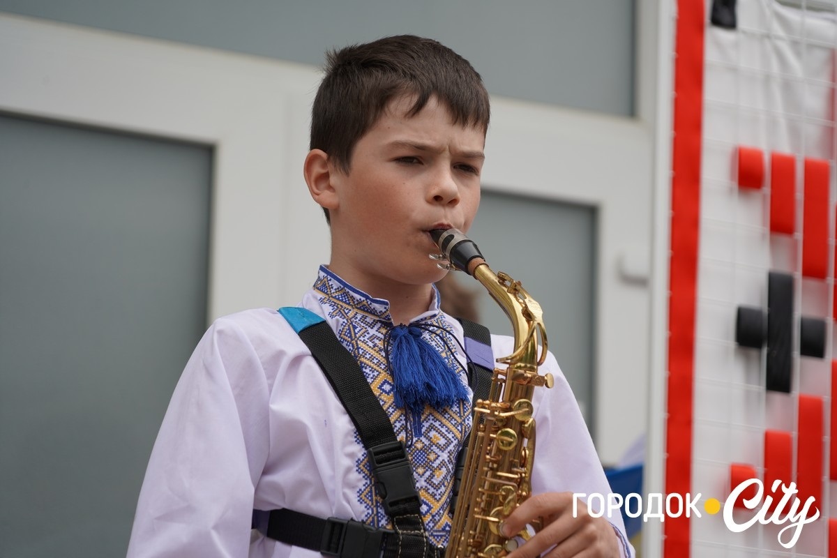 Створили цифру 20 та одягнули дерева у вишиванки. Фоторепортаж із Городоцького ліцею №1