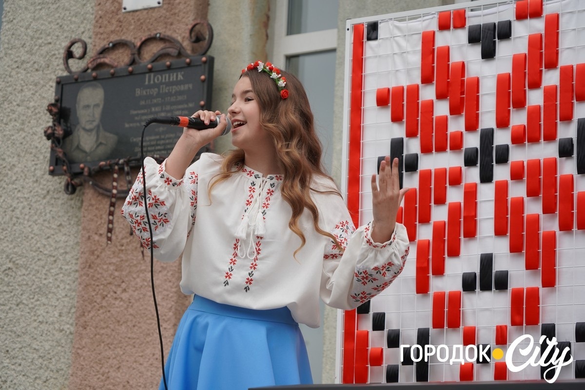 Створили цифру 20 та одягнули дерева у вишиванки. Фоторепортаж із Городоцького ліцею №1
