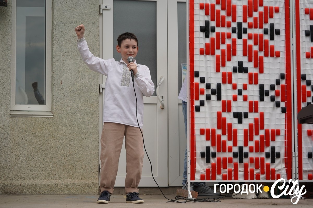 Створили цифру 20 та одягнули дерева у вишиванки. Фоторепортаж із Городоцького ліцею №1