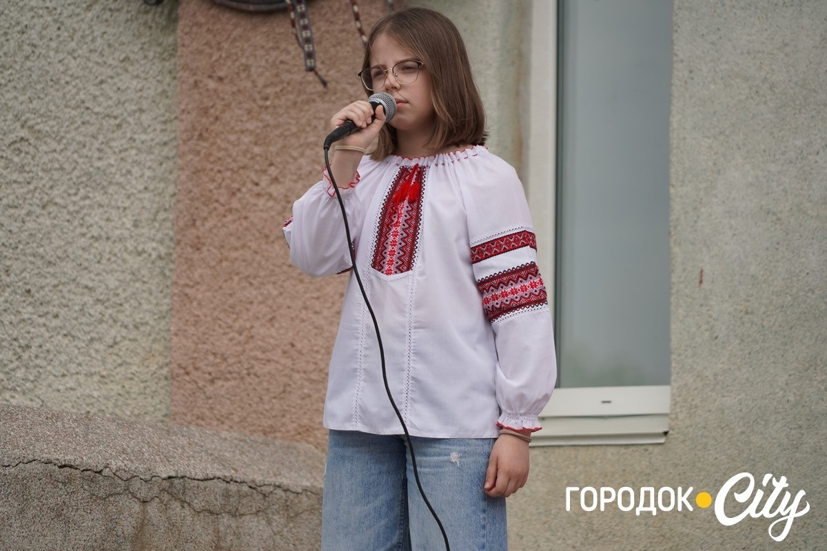 Створили цифру 20 та одягнули дерева у вишиванки. Фоторепортаж із Городоцького ліцею №1