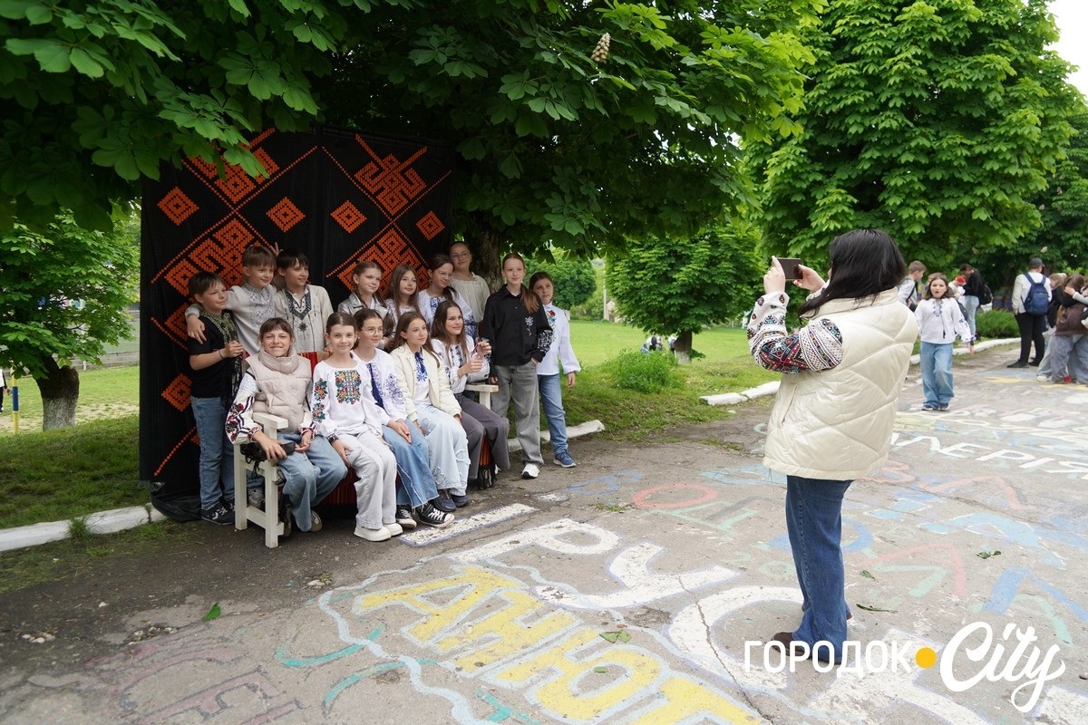 Створили цифру 20 та одягнули дерева у вишиванки. Фоторепортаж із Городоцького ліцею №1
