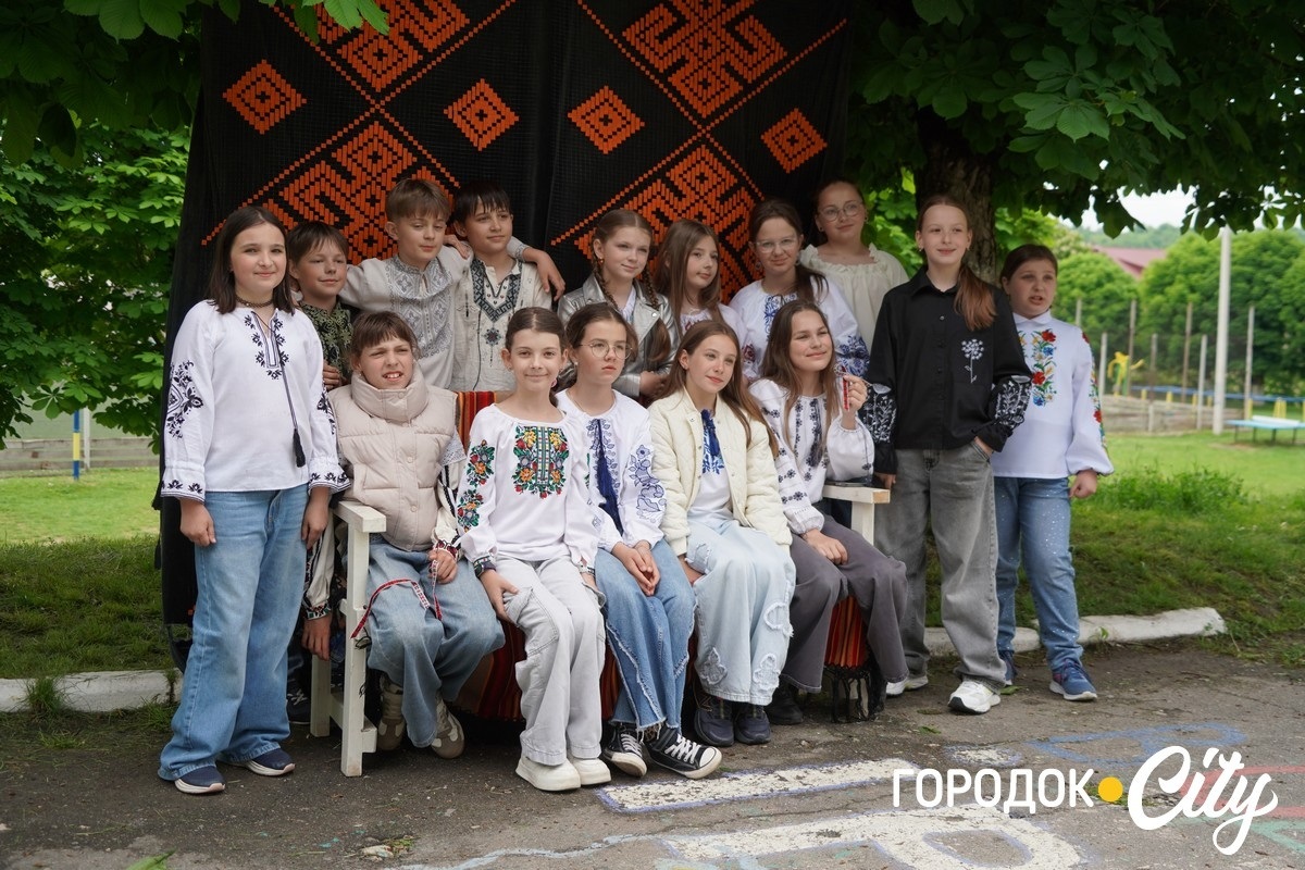 Створили цифру 20 та одягнули дерева у вишиванки. Фоторепортаж із Городоцького ліцею №1