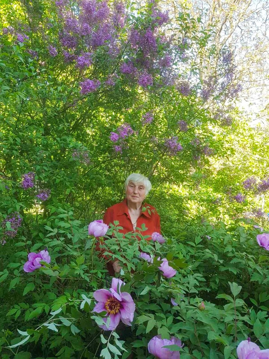 Сад, де живе душа: історія Раїси Стопчак із села Юринці, яка закохана у квіти й українську пісню