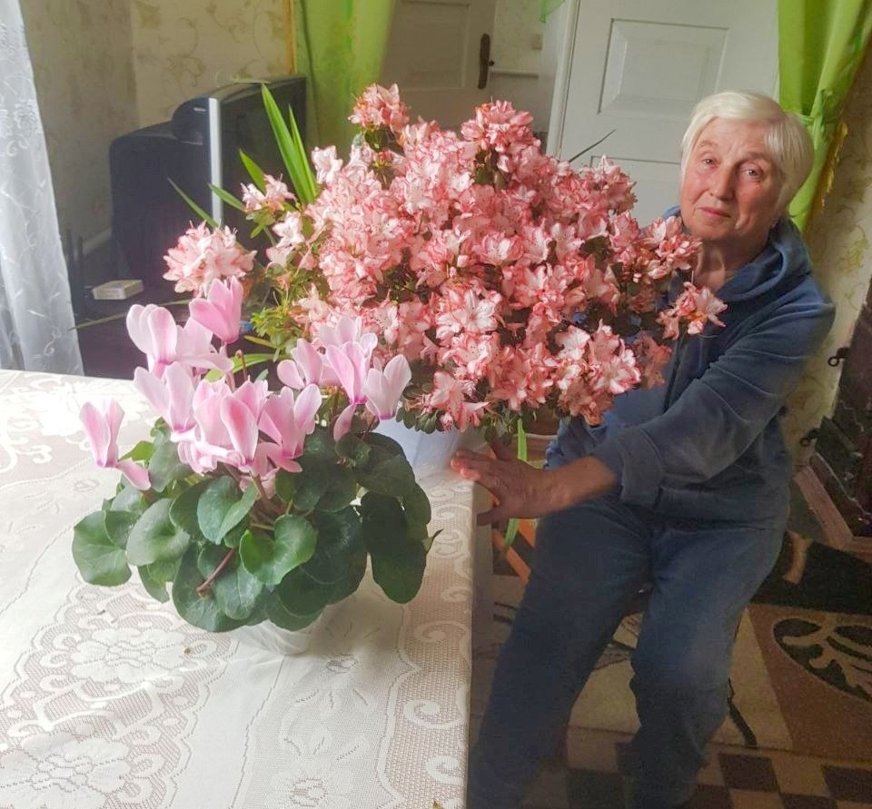 Сад, де живе душа: історія Раїси Стопчак із села Юринці, яка закохана у квіти й українську пісню