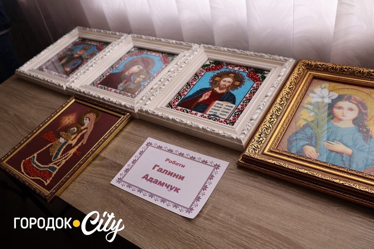 «Для мене вишивка — це антистрес». У Городку майстрині зібралися на гостину