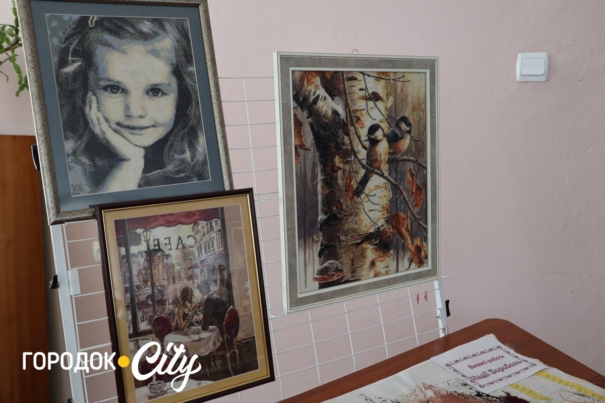 «Для мене вишивка — це антистрес». У Городку майстрині зібралися на гостину