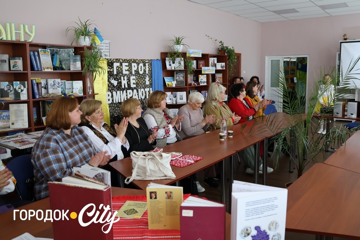 «Для мене вишивка — це антистрес». У Городку майстрині зібралися на гостину
