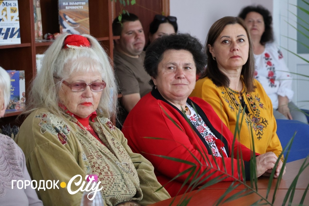 «Для мене вишивка — це антистрес». У Городку майстрині зібралися на гостину