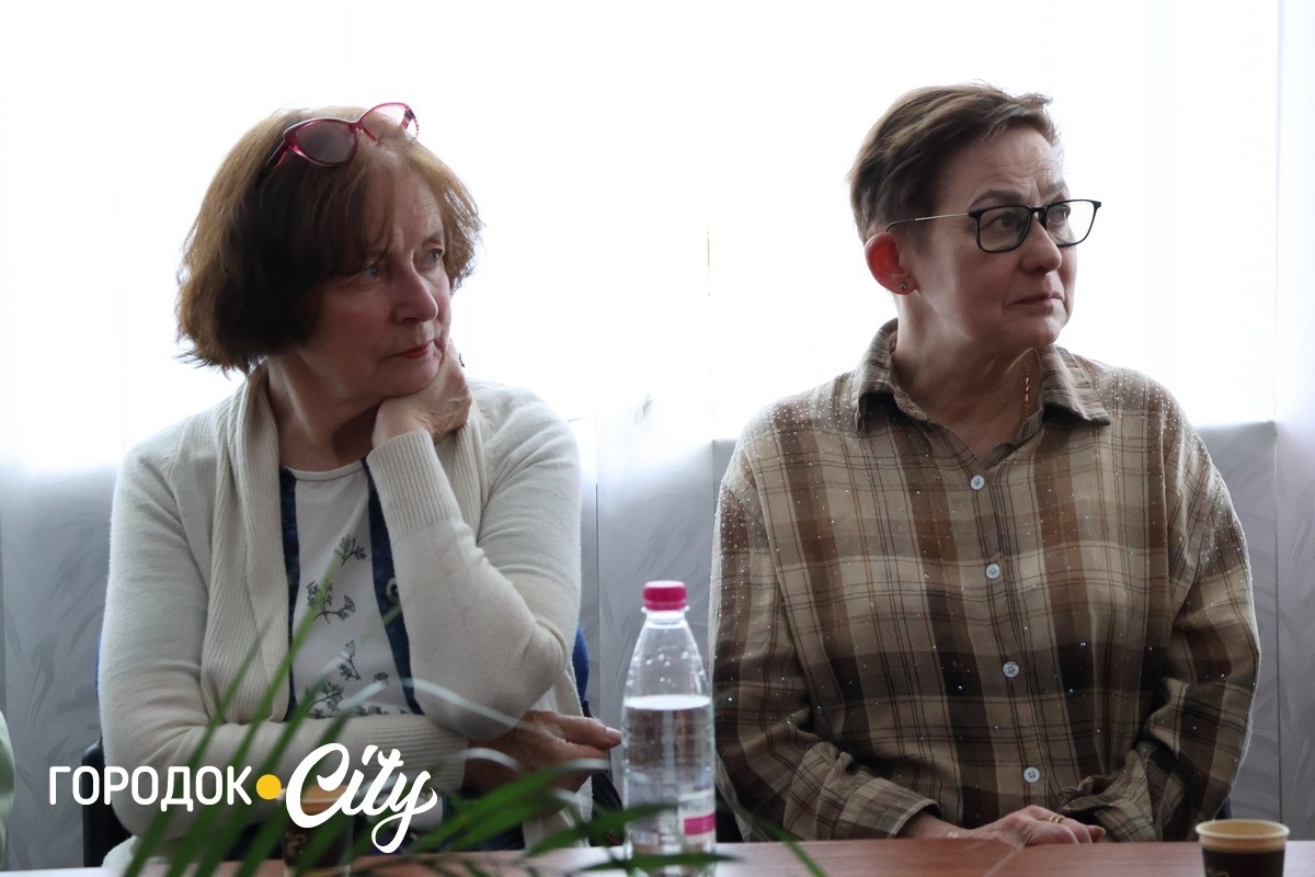 «Для мене вишивка — це антистрес». У Городку майстрині зібралися на гостину