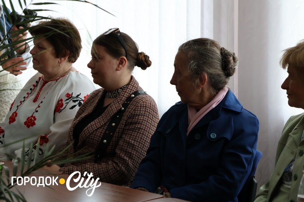 «Для мене вишивка — це антистрес». У Городку майстрині зібралися на гостину