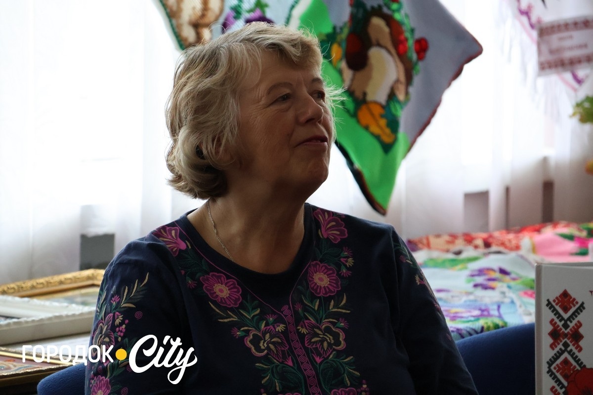 «Для мене вишивка — це антистрес». У Городку майстрині зібралися на гостину