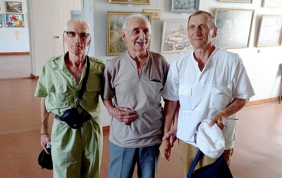 Художники у Новокаховській картинній галереї ім. Альбіна Гавдзінського: Валерій Івченко (ліворуч), його наставник Василь Боженко та друг Володимир Гончаренко, 2021 рік. Фото: Картинна галерея ім. Альбіна Гавдзінського.