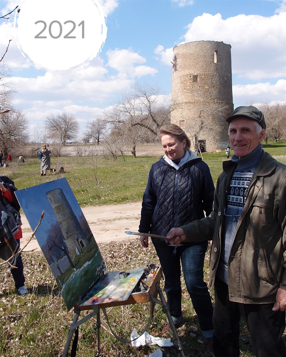 Художник-самоук Валерій Івченко під час мистецького пленеру біля Вежі Вітовта на Херсонщині. Світлина з архіву ЦКР «Тотем».