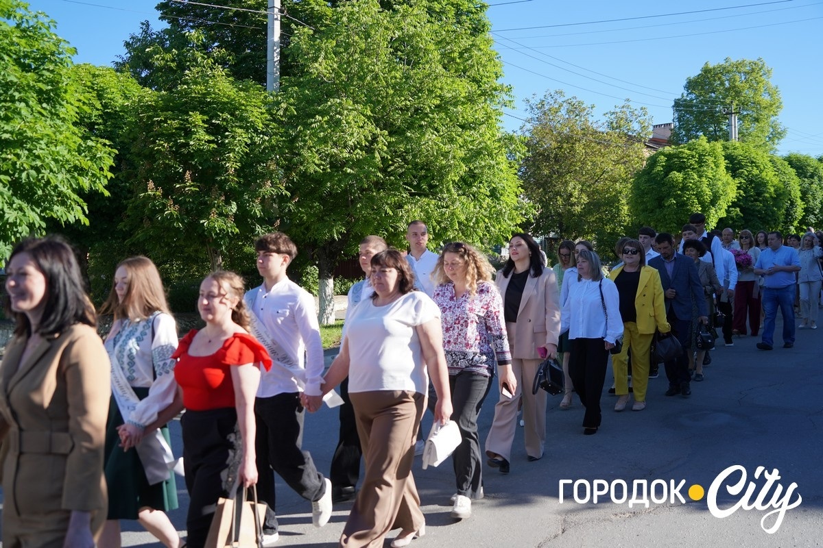 За руку з батьками — на останній урок: у Городоцькому ліцеї №1 зберігають щемливу традицію