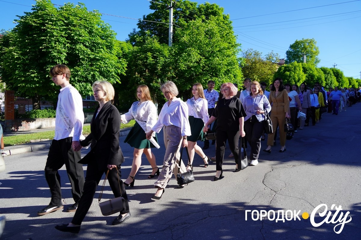За руку з батьками — на останній урок: у Городоцькому ліцеї №1 зберігають щемливу традицію