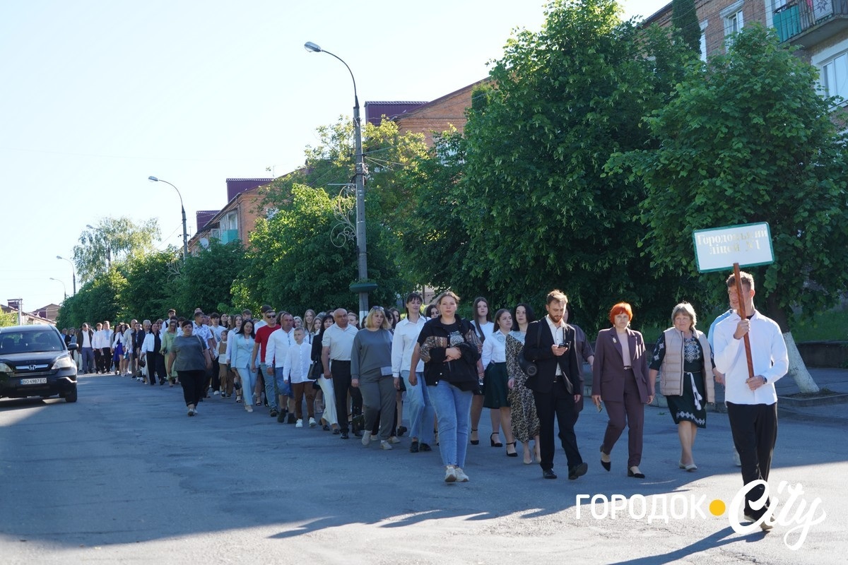 За руку з батьками — на останній урок: у Городоцькому ліцеї №1 зберігають щемливу традицію