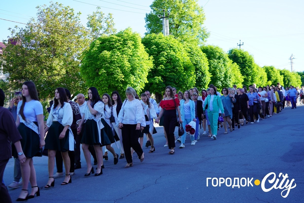 За руку з батьками — на останній урок: у Городоцькому ліцеї №1 зберігають щемливу традицію