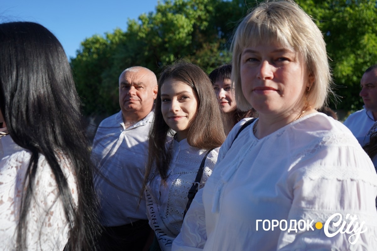 За руку з батьками — на останній урок: у Городоцькому ліцеї №1 зберігають щемливу традицію