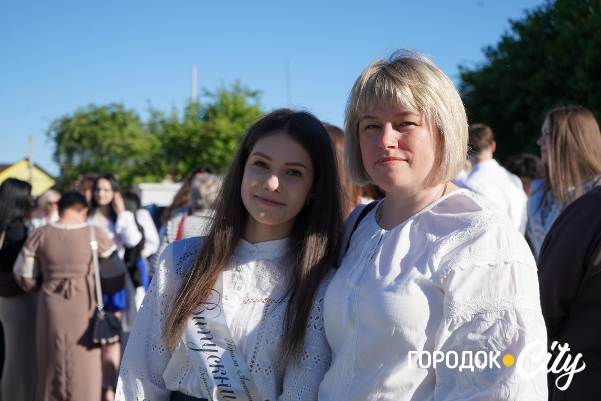 За руку з батьками — на останній урок: у Городоцькому ліцеї №1 зберігають щемливу традицію