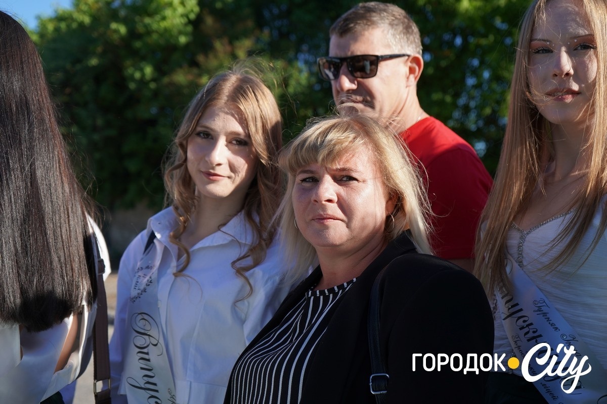 За руку з батьками — на останній урок: у Городоцькому ліцеї №1 зберігають щемливу традицію