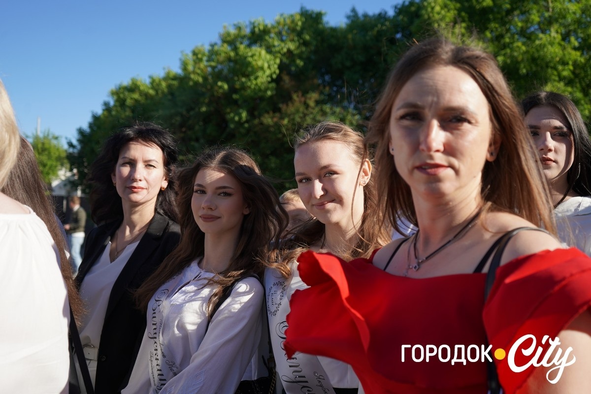 За руку з батьками — на останній урок: у Городоцькому ліцеї №1 зберігають щемливу традицію