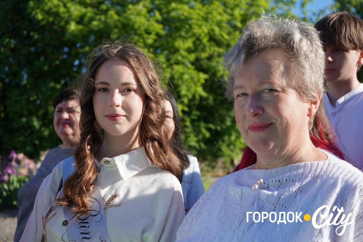 За руку з батьками — на останній урок: у Городоцькому ліцеї №1 зберігають щемливу традицію