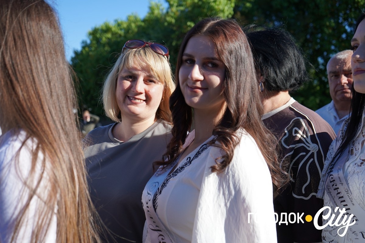 За руку з батьками — на останній урок: у Городоцькому ліцеї №1 зберігають щемливу традицію