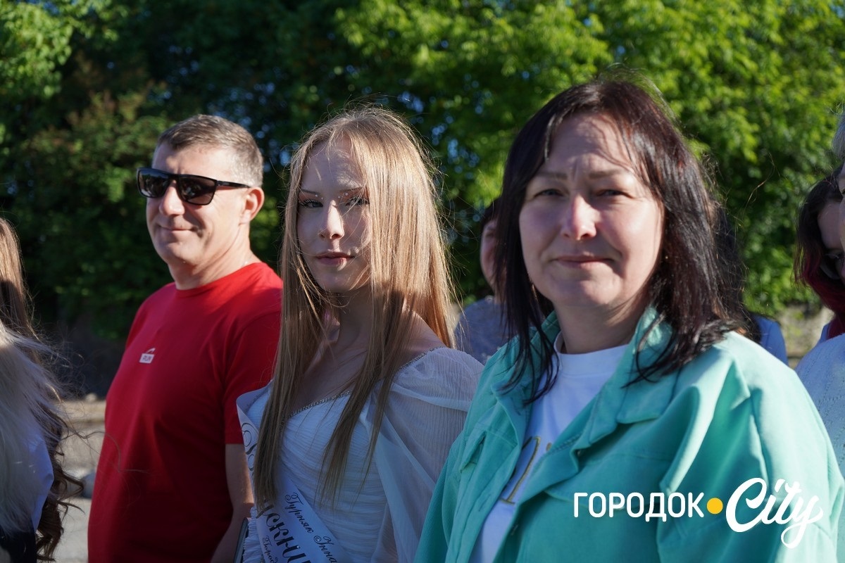 За руку з батьками — на останній урок: у Городоцькому ліцеї №1 зберігають щемливу традицію