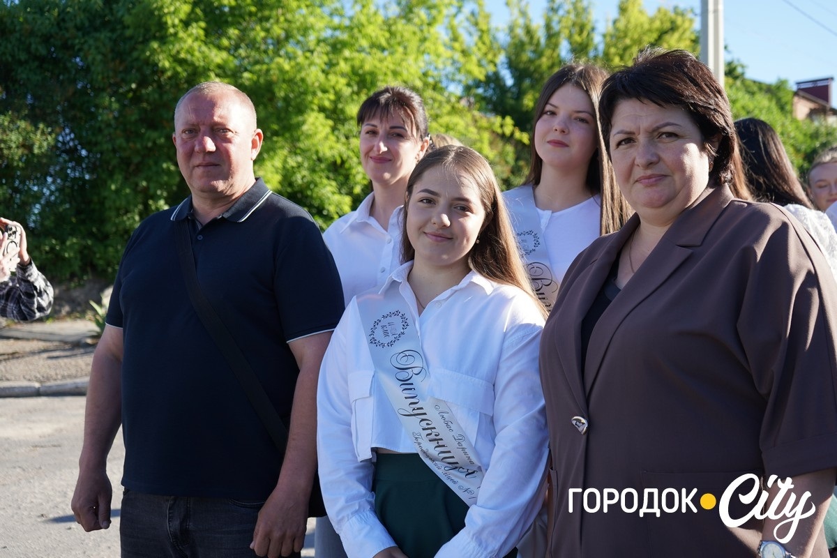 За руку з батьками — на останній урок: у Городоцькому ліцеї №1 зберігають щемливу традицію