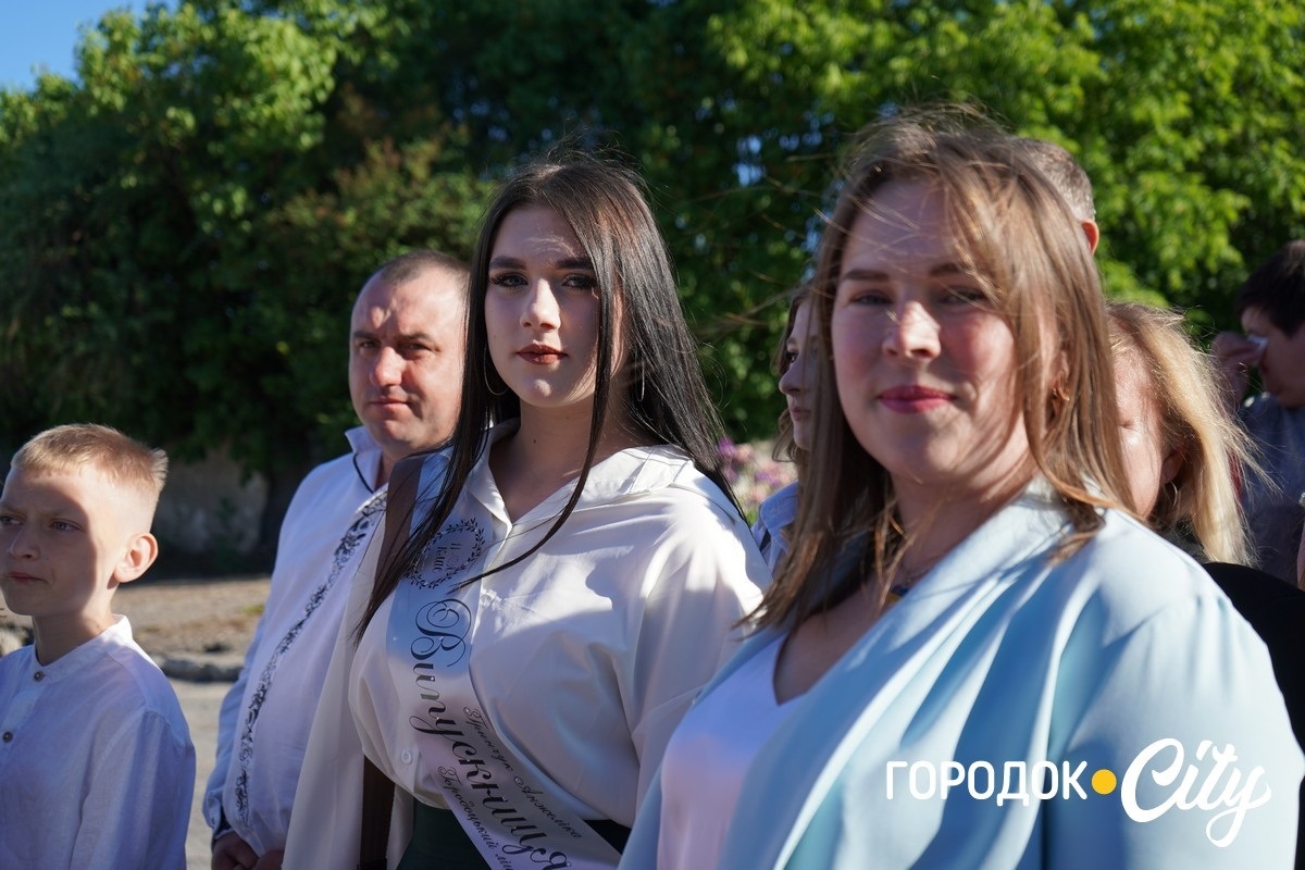 За руку з батьками — на останній урок: у Городоцькому ліцеї №1 зберігають щемливу традицію
