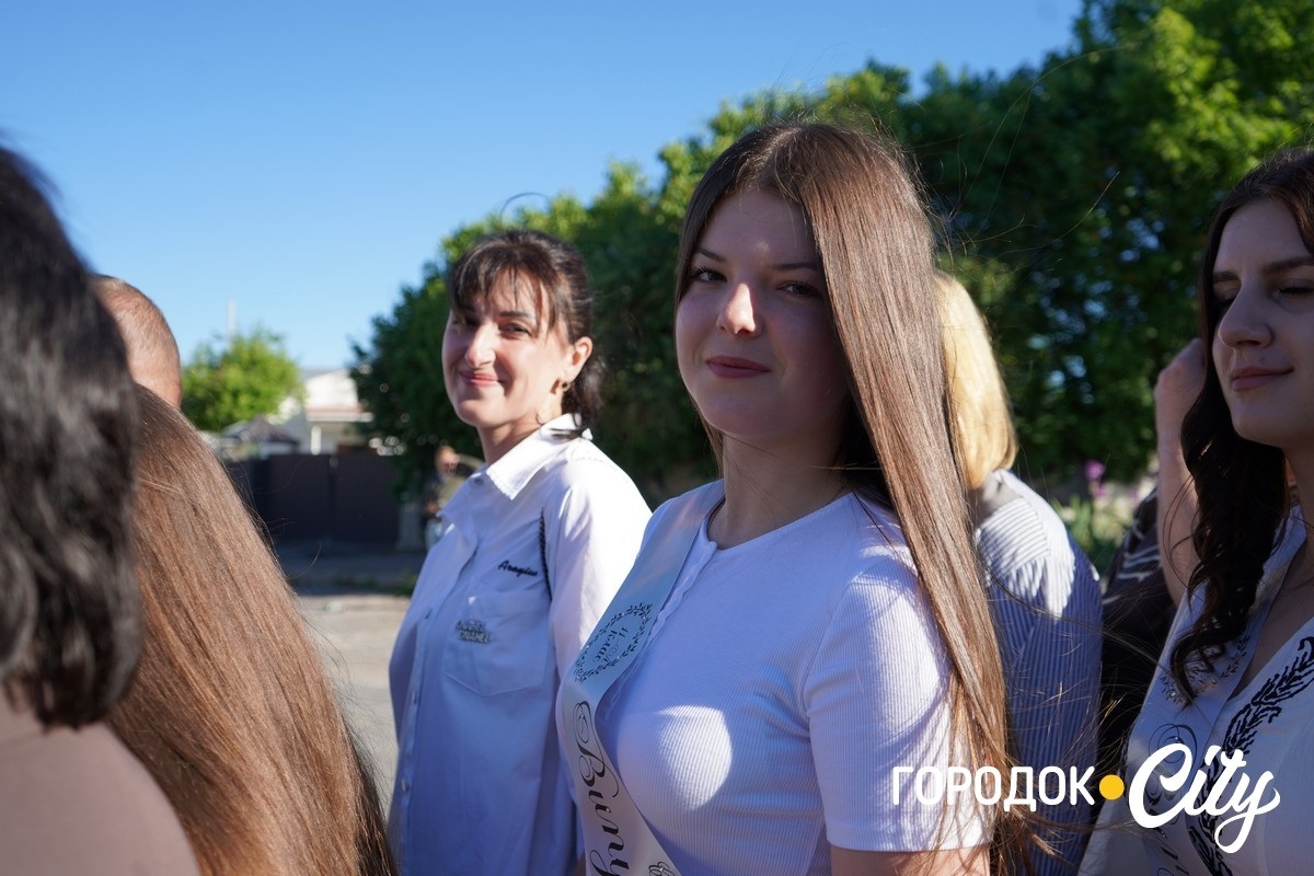 За руку з батьками — на останній урок: у Городоцькому ліцеї №1 зберігають щемливу традицію