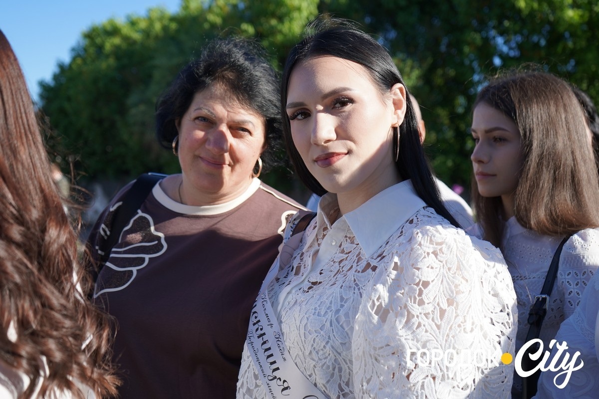 За руку з батьками — на останній урок: у Городоцькому ліцеї №1 зберігають щемливу традицію