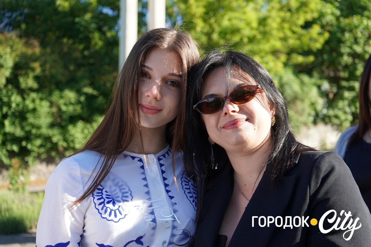 За руку з батьками — на останній урок: у Городоцькому ліцеї №1 зберігають щемливу традицію