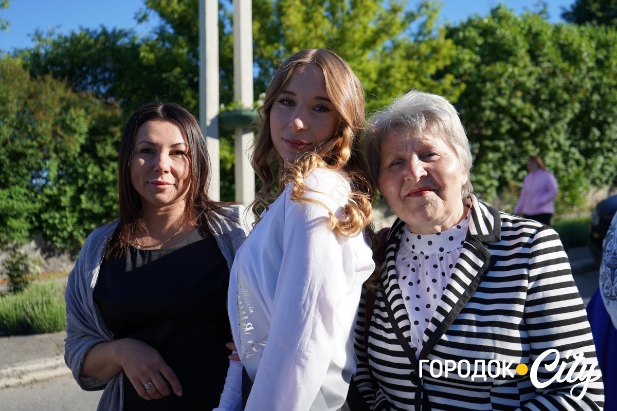 За руку з батьками — на останній урок: у Городоцькому ліцеї №1 зберігають щемливу традицію