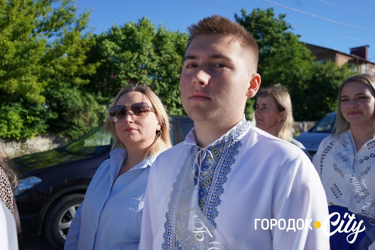 За руку з батьками — на останній урок: у Городоцькому ліцеї №1 зберігають щемливу традицію