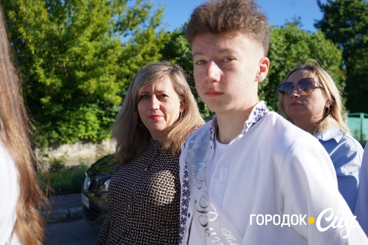 За руку з батьками — на останній урок: у Городоцькому ліцеї №1 зберігають щемливу традицію