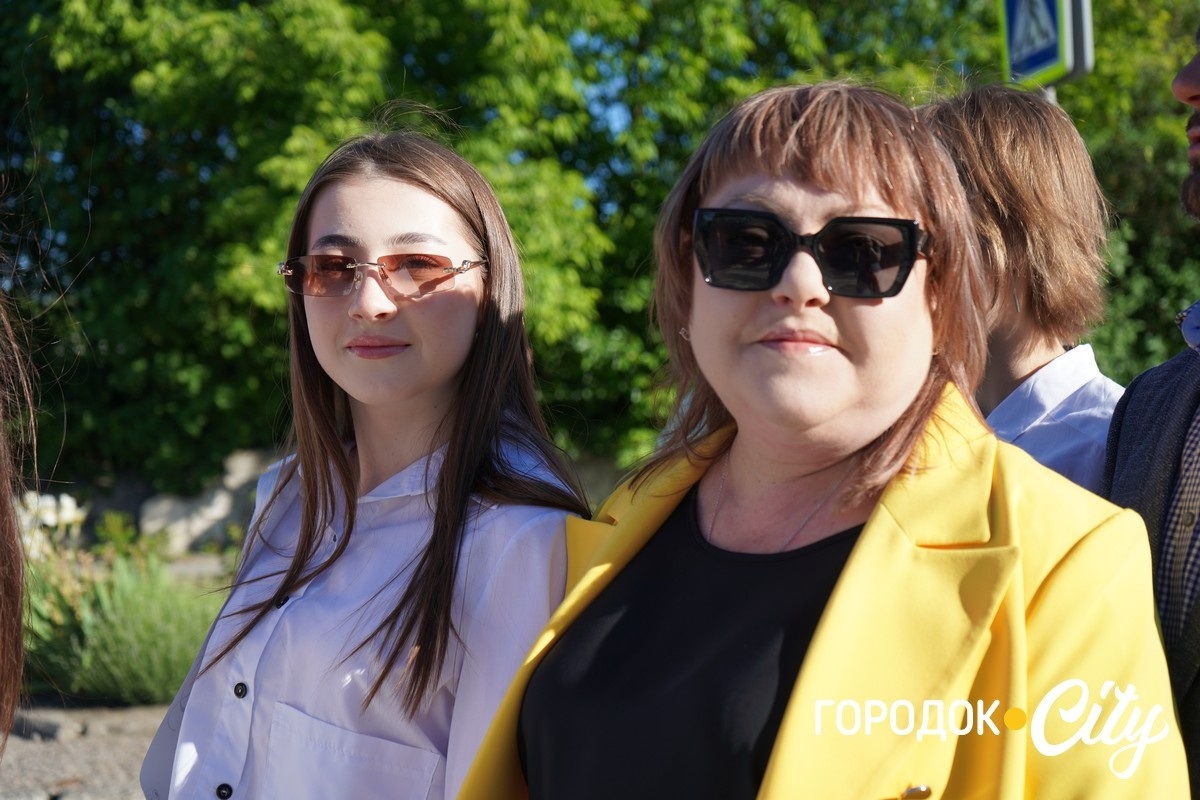 За руку з батьками — на останній урок: у Городоцькому ліцеї №1 зберігають щемливу традицію