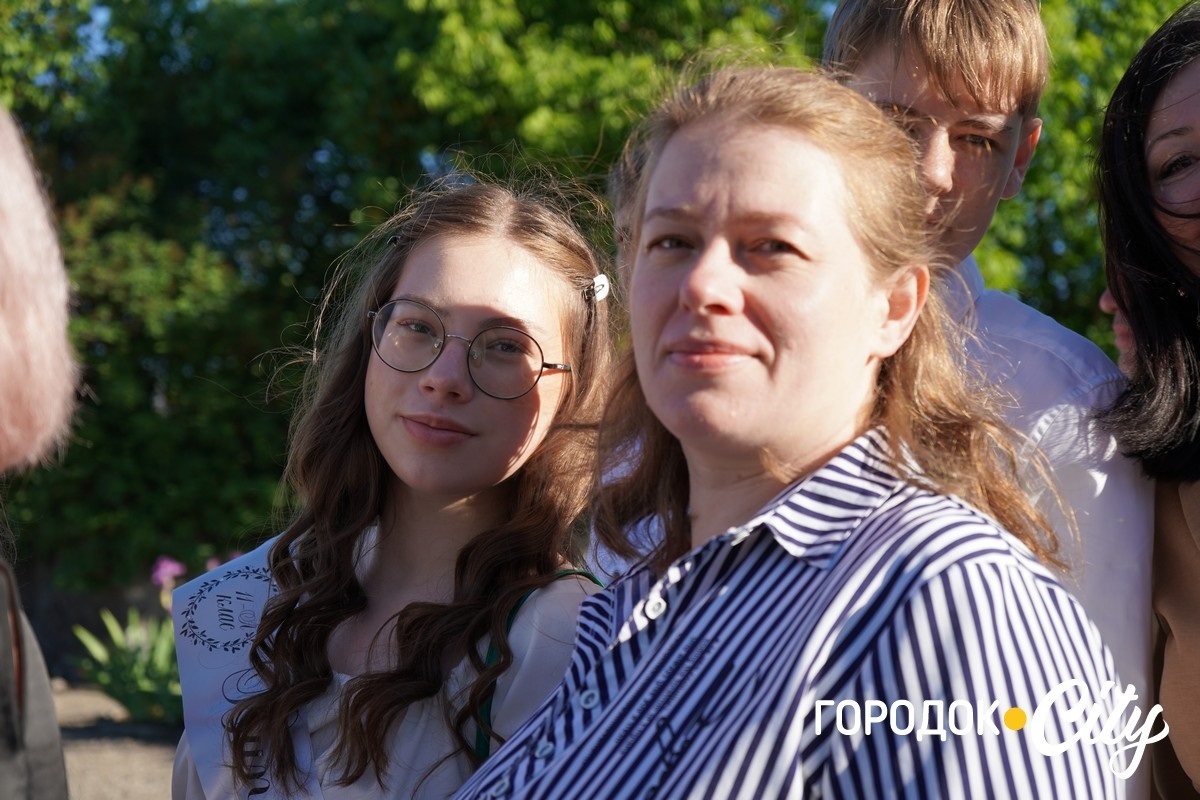 За руку з батьками — на останній урок: у Городоцькому ліцеї №1 зберігають щемливу традицію