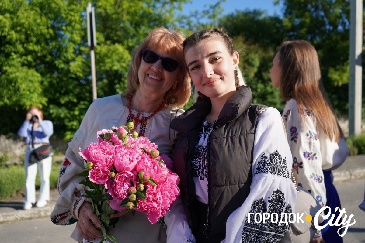 За руку з батьками — на останній урок: у Городоцькому ліцеї №1 зберігають щемливу традицію